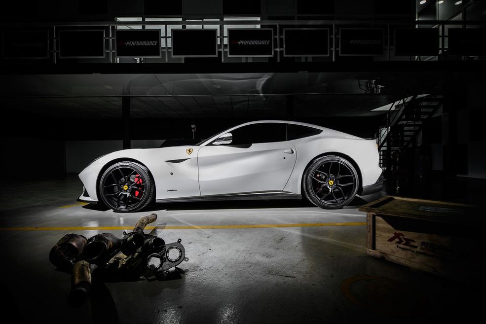 Ferrari F12berlinetta standardowo z 6,3-litrowego V12 generuje 740 KM i 690 Nm. Według katalogu pozwala to osiągnąć 100 km/h w 3,1 s. Prędkość maksymalna zwykłej F12, jeśli tak można powiedzieć o tym GT, wynosi 350 km/h.