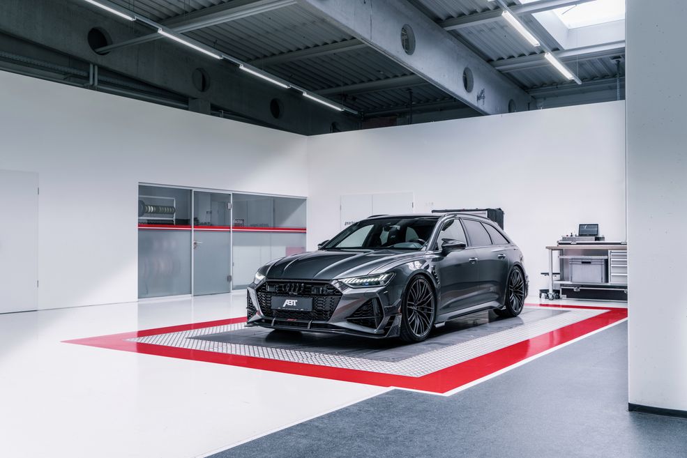 ABT RS6-R
RS6 od lat postrzegane jako jedna z najlepszych propozycji dla rodziny, która rano do płatków wlewa benzynę zamiast mleka – ten model Audi był też przez was najczęściej wymieniany. Dlaczego jednak ograniczać się do "zwykłej" wersji, skoro możemy od razu sięgnąć po doprawioną solidną porcją piri-piri odmianę od ABT – RS6-R.
600-konne, podwójnie doładowane V8 4.0 podkręcono do 740 KM i 920 Nm (120 Nm więcej niż w "standardzie”). Czas do "setki"? 3,2 sekundy. Prędkość maksymalna? Cóż, ta nie została oficjalnie podana, ale przekroczenie 300 km/h zależy pewnie tylko od ograniczeń. Do kompletu oczywiście 565-litrowy bagażnik, który zaspokoi wasze rodzinne potrzeby urlopowe. Cena? Jedyne 70 tys. euro (ok. 310 tys. zł). Ale spokojnie, mówimy tu o samym pakiecie. Nie obędzie się bez kupna RS6-ki, a to już wydatek co najmniej 589,5 tys. zł