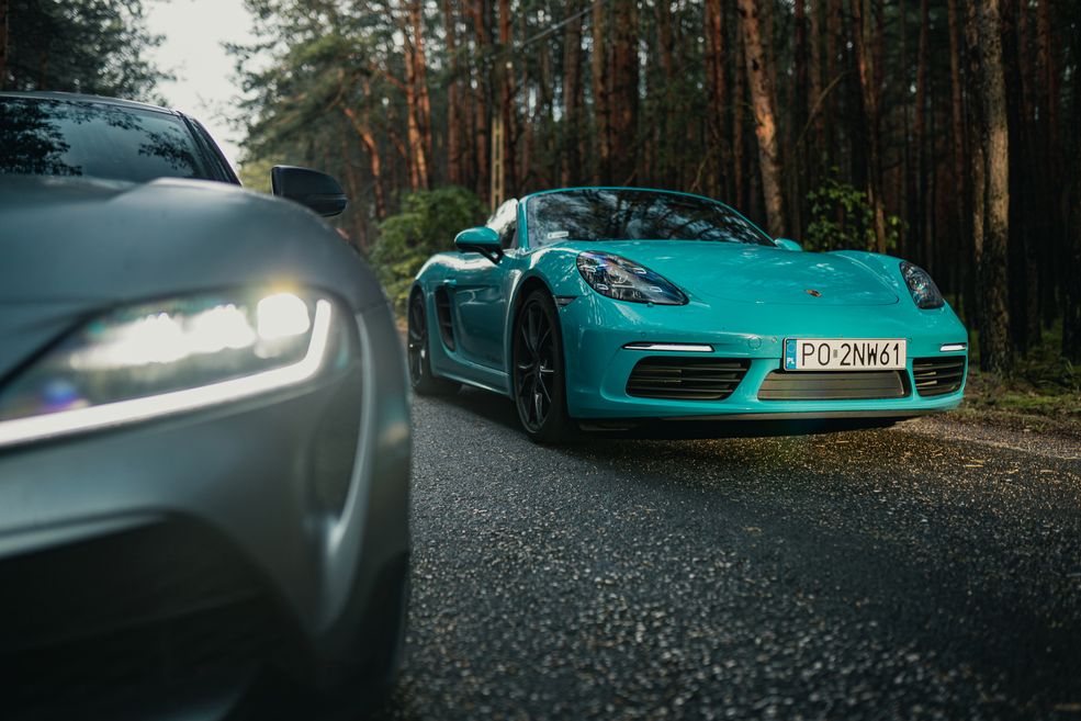 Porsche nie mogło jednak tutaj zabraknąć. 718 Boxster może i nie jest tak kultowy jak 911, jednak cała rodzina 718 zdobyła uznanie fanów na całym świecie. Tutaj, w kolorze Miami Blue, prezentuje się po prostu zjawiskowo. Wszystkie te samochody porównaliśmy, a film z testu zobaczycie już niedługo na kanale AutoCentrum.