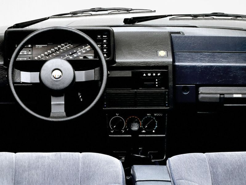 Alfa Romeo 90
Choć model 90 pamiętany jest przede wszystkim ze względu na klęskę, jaką poniósł (mała popularność, fatalna jakość wykonania, liczne awarie), to znalazł się tu z zupełnie innego powodu. W wersji Quadrifoglio Oro, 90-ka miała w standardzie cyfrowe zegary o nietypowym kształcie wskazań. Podczas gdy wszelkie kontrolki gęsto upakowano pod zestawem wskaźników, za kierownicą umieszczono panel z wyciętymi dwoma cienkimi, ukośnymi paskami diodowymi — dla prędkościomierza i obrotomierza — oraz dwoma prostokątami, umieszczonymi po przekątnych – jeden do liczbowego wyświetlania prędkości, drugi dla licznika kilometrów. Całość wygląda dosyć chaotycznie, a duża część powierzchni pozostała niezagospodarowana.