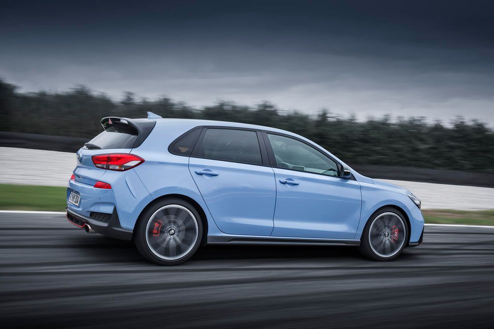 Hyundai i30 N nie jest samochodem radykalnym, ale trafi w gusta tych, którzy szukają przyjaznego hot hatcha na co dzień. Na papierze - auto widziałem, ale nim nie jeździłem - prezentuje się jak Golf GTI, Peugeot 308 GTI czy Seat Leon Cupra. Jest klasycznym GTI i o to działowi N chodziło. Choć inżynierowie twierdzą, że model ten potrafi pokazać pazur na torze wyścigowym.