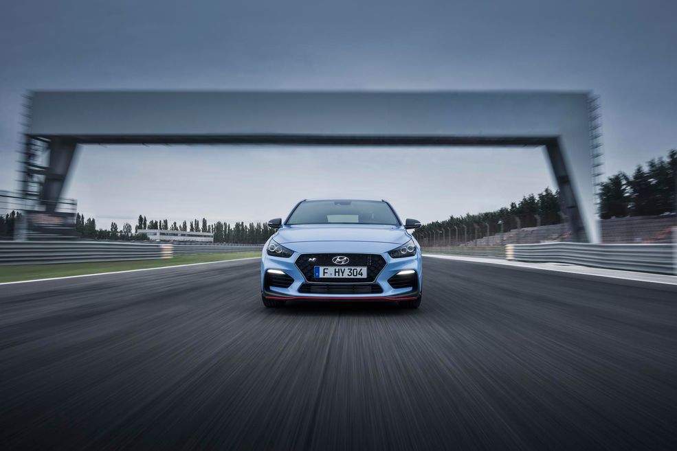 Jedyne osiągi jakie podano to prędkość maksymalna wynosząca 250 km/h oraz przyspieszenie do setki. To wynosi 6,4 s w wersji 250-konnej oraz 6,1 s z Performance Pack.