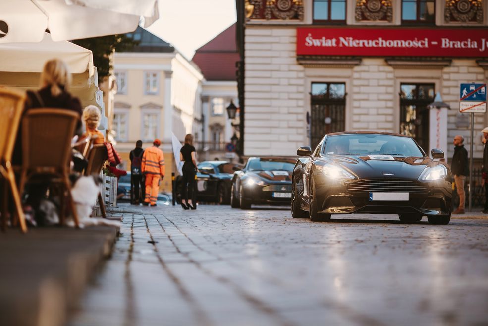Aston Martiny dumnie prezentują się na mecie na wrocławskim rynku