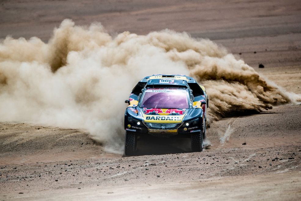 Dawniej Dakar był trudnym rajdem terenowym, miejscami wręcz przeprawowym. Dziś bardziej przypomina rajdy płaskie. Dlatego nie dziwi fakt, że tacy zawodnicy jak Sebastien Loeb czy Mikko Hirvonen od razu radzą sobie w nim dobrze. A napęd na cztery koła w większości sytuacji się nie przydaje.