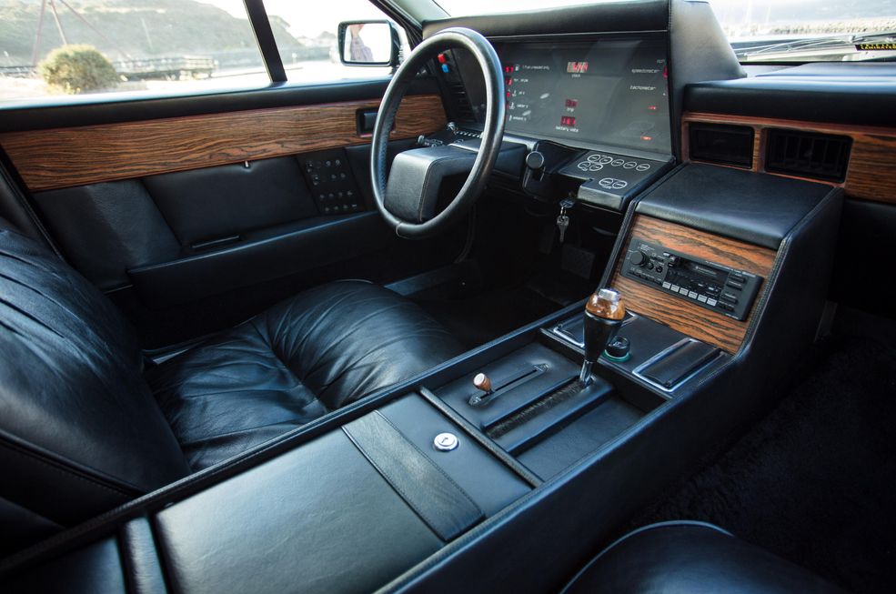 Aston Martin Lagonda
Wyprodukowana w zaledwie 645 egzemplarzach Lagonda, była swego czasu jedną z najdroższych limuzyn na świecie. Każda ręcznie składana sztuka pochłaniała aż 2200 roboczogodzin. Pierwsza seria auta wyposażona była w cyfrowe wyświetlacze i dotykowe przyciski. Przypomnę, że był to rok 1976. Istne szaleństwo! Niestety, nowoczesna technologia nie była pozbawiona wad, a system nierzadko się psuł. W dalszych latach produkcji, stopniowo ograniczano dotykowe przyciski i zmieniano szatę graficzną wyświetlacza.
