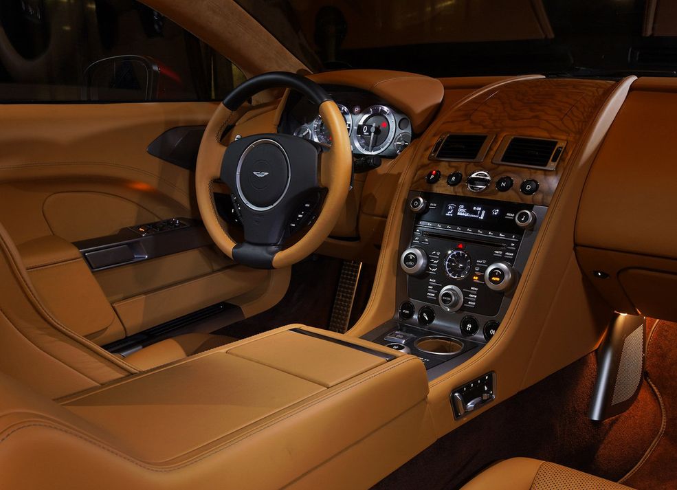 Aston Martin Rapide Wewnątrz tego auta mamy wrażenie, że siedzimy w luksusowej limuzynie, a nie sportowym 4-drzwiowym coupe. Taki właśnie jest Aston Martin.