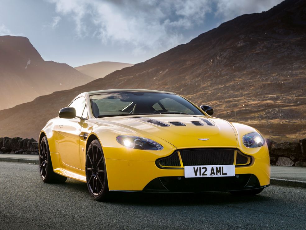 Dla chcących nieco bardziej zwartej konstrukcji niż w okręcie o nazwie Vanquish, Aston Martin stworzył Vantage'a. Pod maską tego wozu może pracować widlasta ósemka, ale dzisiaj nie ograniczamy się z liczbą cylindrów. Oto V12 Vantage S, pod maską którego drzewie (ponownie) 6-litrowe V12. Tutaj generuje ono 573 KM i 620 Nm. Sprint 0-100 km/h zajmuje tu jedynie 3,9 s.