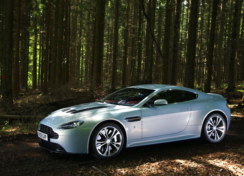 Aston Martin V12 Vantage Głośny ryk V12-ki już zapewne wypłoszył wszystkie dziki w okolicy. A to wszystko przez nawigację Volvo, która znów zgubiła drogę.