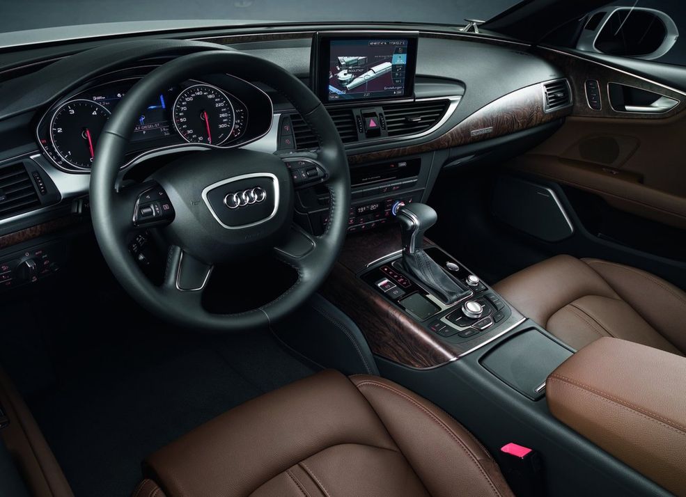 Audi A7 Sportback Kiedyś modele Audi był nudne i trudno rozpoznawalne dla laików. Wszystko zmieniło się dzięki sportowemu R8, jak widać A7 Sportsback kontynuuje nową ekstrawagancką stylistykę