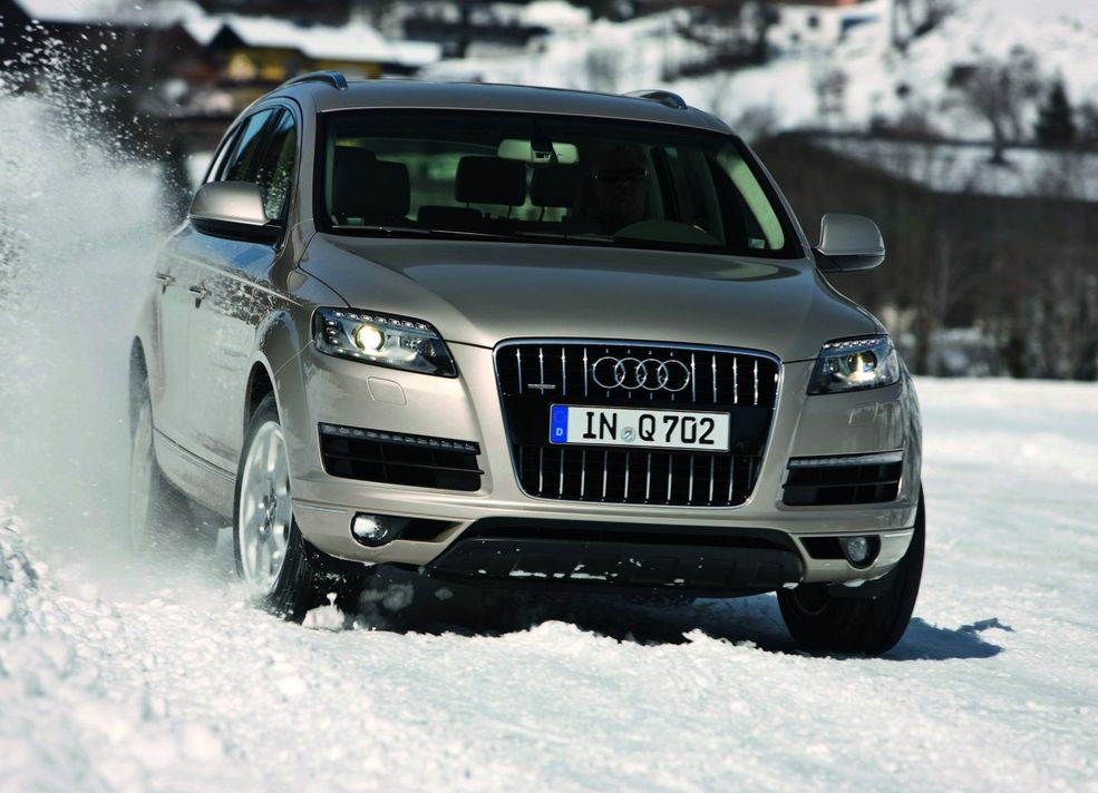 Audi Q7 Napęd Quattro radzi sobie doskonale na zaśnieżonych górach. Jak widać Q7 wychodzi bez opresji z poślizgu. Przydatne, zwłaszcza dla zamożnej matki odwożącej dzieci do szkoły.