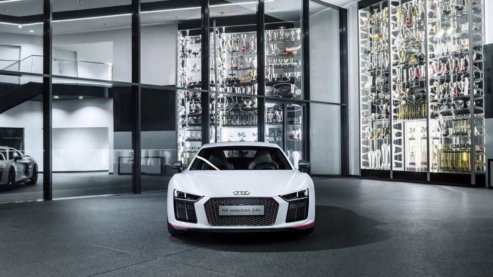 Audi na liście specjałów, przeznaczonych do R8 Coupé V10 plus selection 24h wymienia między innymi dynamiczny układ kierowniczy, adaptacyjny, elektromagnetyczny system kontroli zawieszenia i światła laserowe. Pod względem wyglądu tę specjalną odmianę wyróżni trójkolorowe nadwozie pokryte lakierami szary Suzuka, czarny Mythos i czerwony Misano. Na nadwoziu nie zabrakło także licznych dodatków z włókna węglowego oraz logo R8 24h.