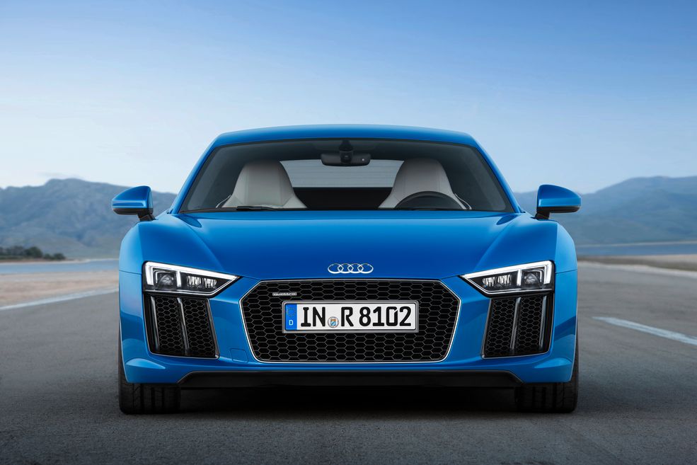 W tym roku Audi zaprezentowało nowe R8. Będzie ono oferowane wyłącznie z silnikiem V10. Jednostka ta w podstawowej wersji rozwija 540 KM. Ta moc pozwala osiągnąć 100 km/h w 3,5 s. Prędkość maksymalna Audi R8 V10 wynosi 323 km/h. Cena tej maszyny wynosi około 662 tys. zł.
