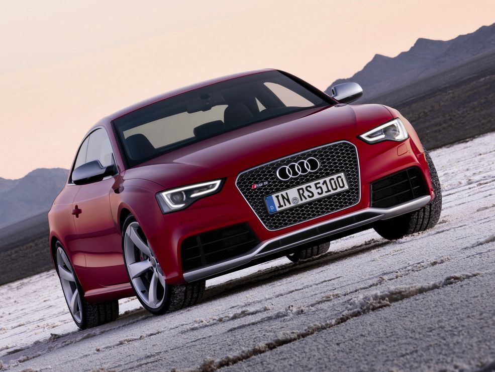 Jednym z kolejnych aut było audi RS5. Ten samochód mieliśmy w redakcji dwa lata temu w wersji Cabriolet i doskonale rozumiemy, dlaczego akurat na ten wóz padł wybór Roberta Lewandowskiego. Fantastyczne, wolnossące V8 o pojemności 4,2 l gwarantuje potężny strzał mocy w postaci 450 KM. Brzmienie tej maszyny jest nie do podrobienia.