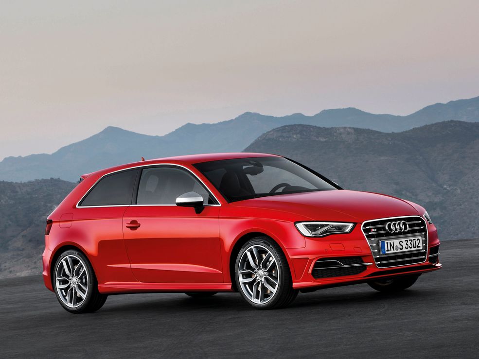 Do stawki nie dostało się Audi RS3, ale w cenniku producenta z czterema pierścieniami znalazł się samochód, który załapał się na granicy mocy. 300-konne Audi S3 rozpędza się do 100 km/h w 5,3 s w wersji ze skrzynią ręczną i w 4,9 s z przekładnią S-Tronic. W obydwu przypadkach prędkość maksymalna wynosi 250 km/h. Ceny tych wersji wynoszą odpowiednio 163 100 i 172 000 zł.