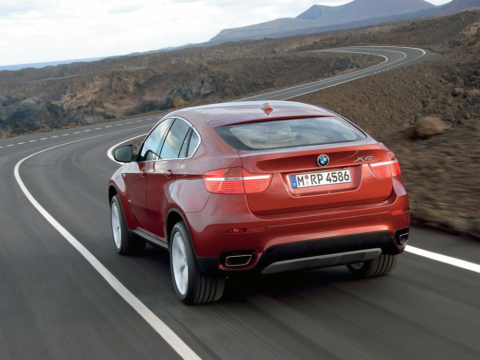Dekadę temu poznaliśmy też, co się stanie, gdy samochód typu SUV dostanie nadwozie coupé. Kontrowersyjne BMW X6 zapoczątkowało trend, który trwa do dziś i wygląda na to, że trwać będzie. W 2014 roku na rynku zadebiutowała druga generacja X6, kontynuując sukces swojego poprzednika.