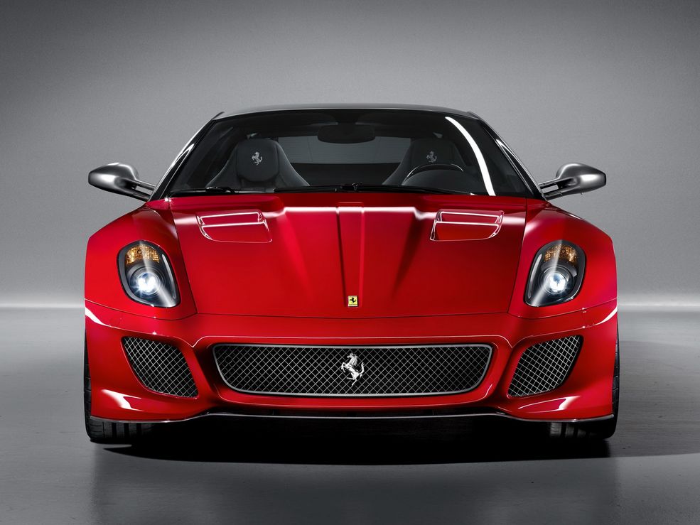 599 GTO, które stanowi ewolucję modelu 599 GTB (Gran Turismo Berlinetta) Fiorano jest następstwem prac inżynierów Ferrari nad projektem 599XX.