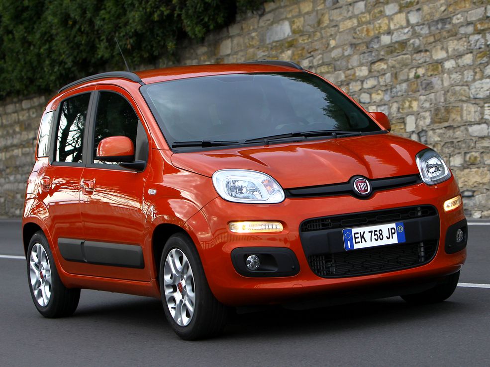 Fiat Panda
Cena podstawowa: 32 200 zł
Silnik w wersji podstawowej: 1,2 69 KM
Wyposażenie wersji podstawowej:
Klimatyzacja: brak
Elektrycznie sterowane szyby przednie: standard
Radio: brak, przystosowanie 400 zł
Czujniki parkowania tylne: brak
Liczba poduszek powietrznych: 4 (2 czołowe, 2 kurtynowe), boczne poduszki z przodu: 1200 zł