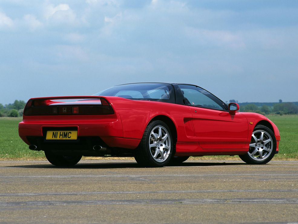 Honda NSX to pierwszy samochód seryjny z w pełni aluminiowym nadwoziem. W zależności od wersji wyposażenia waży od 1200 do niespełna 1500 kg. Konstrukcja jest tak udana, że była w swoim czasie wzorcem, a Ayrton Senna pozostał jej wielbicielem nawet po zakończeniu kontraktu z Hondą. Samochód legitymował się wspaniałymi jak na tak niedużą moc osiągami. Setkę osiągał w około 5,5 sekundy, druga pojawiała się po 22 sekundach. Prędkość maksymalna wersji europejskiej to około 270 km/h. Interesująca była wersja Type-S, która osiąga moc około 290 KM i setkę "robiła" w czasie poniżej 5 sekund. NSX 3.0 na Nürburgringu pokonał okrążenie w 8:16 min, co jest wynikiem znakomitym, ale czas poprawiono jeszcze na 8:04 min wersją 3.2 i ostatecznie modelem poliftowym NSX-R wykręcono czas 7:57 min. W prezentowanym tu gronie japońskich supersamochodów tylko jeden był równie szybki.