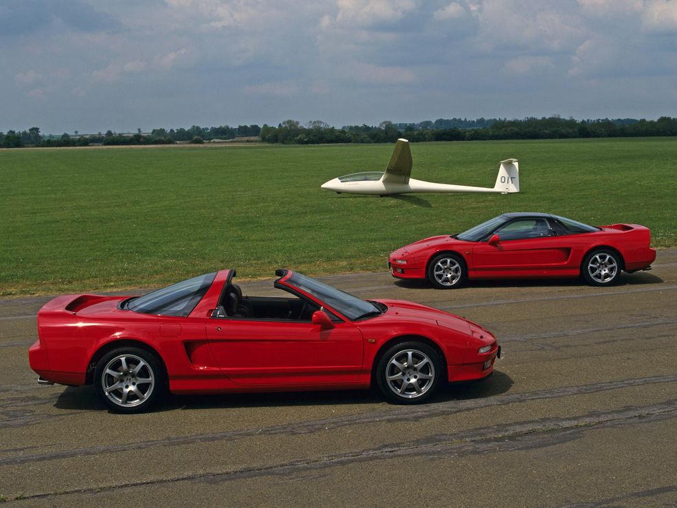 Jedyny w tym zestawieniu samochód z silnikiem umieszczonym centralnie. Japońskie Ferrari - takiego określenia używano gdy ten model zadebiutował - pasuje do Hondy NSX zaprezentowanej w 1989 roku. Auto rzeczywiście było konkurencją dla europejskich supersamochodów, pomimo braku jednostki V8 i niewielkich niedoborów mocy. Potwierdził to kierowca wyścigowy Hans-Joachim Stuck, mówiąc o nim po przejażdżce na Nürburgringu: "Ta Honda to najlepsze Ferrari. Przy projektowaniu NSX-a pracował legendarny Ayrton Senna.