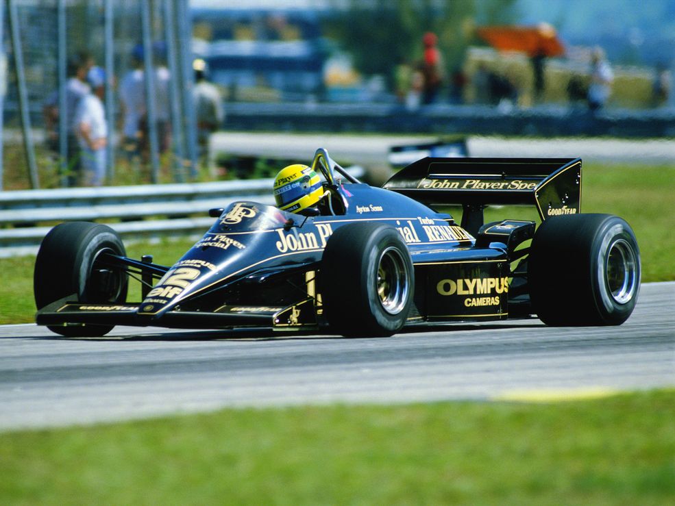 Czarny był też podstawowym kolorem bolidów Formuły 1 Lotusa, w których startował, m.in. Ayrton Senna.