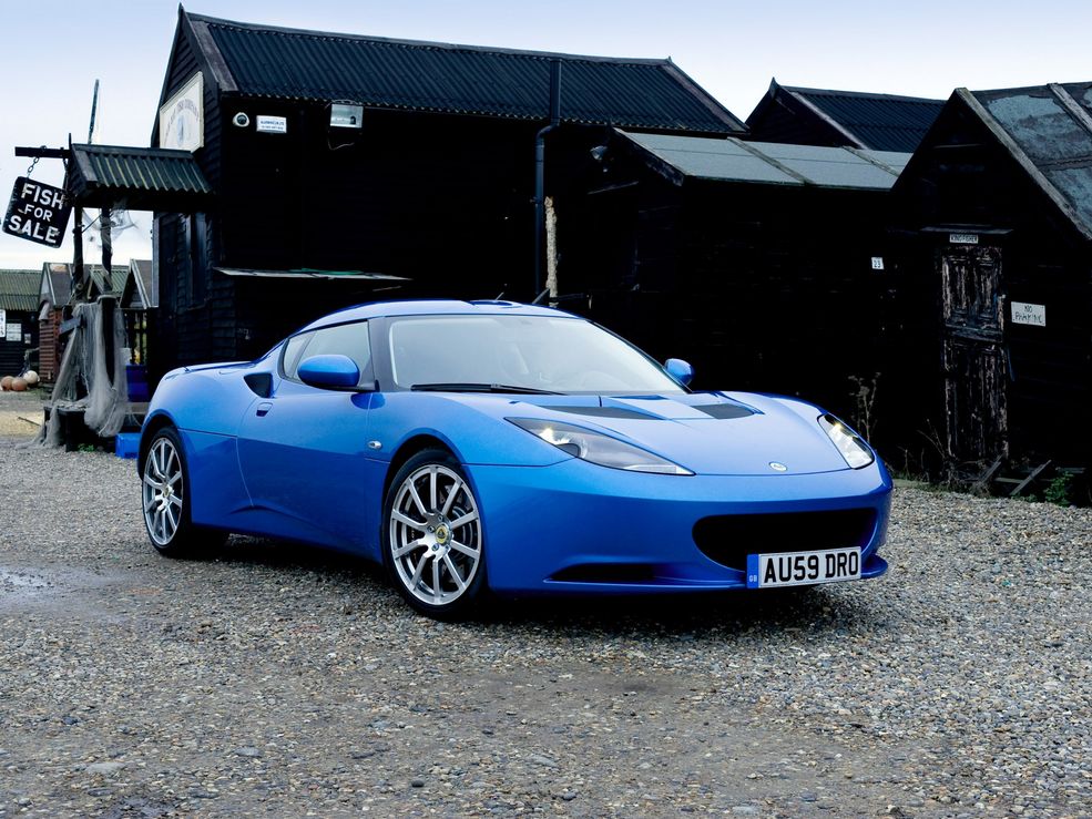 Rok 2008 zdecydowanie można potraktować, jako rok ryzykownych samochodów. Takim modelem jest też Lotus Evora. Brytyjski rywal Porsche 911 ma silnik umieszczony centralnie i mimo to ma miejsce dla czterech pasażerów. Co prawda z tyłu nie ma za dużo miejsca, ale liczy się. Technicznie Evora trafiła do sprzedaży w 2009, lecz swoją oficjalną premierę miała rok wcześniej.