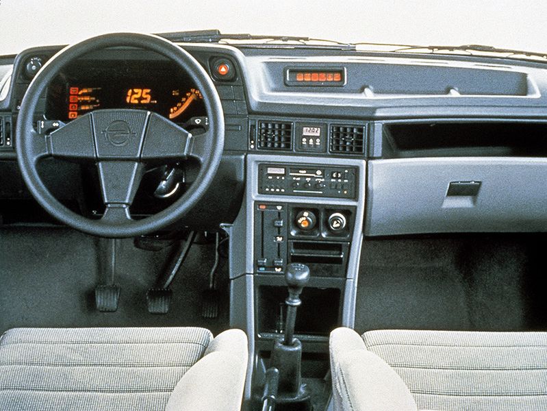 Opel Kadett E
Zacznijmy od nieco przyziemnego auta - Opel Kadett E (1984-1993). Zestaw wskaźników LCD był w standardowym wyposażeniu topowej wersji GSi, która od 1984 roku montowana była z silnikiem 1.8/115 KM, a od 1986 roku - 2.0/115 lub 129 KM. Na początku 1988 roku wprowadzono 150-konną wersję 16-zaworową. Kadett GSi mógł pochwalić się najlepszym współczynnikiem oporu powietrza Cw=0,30 w swojej klasie. Konkurencyjny Golf GTI osiągnął wynik Cw=0,37