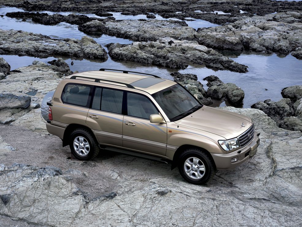 Toyota Land Cruiser J10 produkowana w latach 1998-2007 była oczywiście kontynuacją tego, co zbudowały generacje J6 i J8, ale dała także nowe życie modelowi o znów nieco innym oznaczeniu. Przez zastosowanie po raz pierwszy jednostki V8, która oczywiście trafiła również pod maskę następcy, nową generację Station Wagona nierzadko nazywano Land Cruiserem V8.