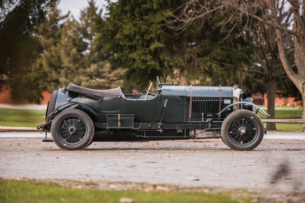 Czym ten samochód zasłużył sobie jeszcze na uznanie? Dwukrotnie wziął udział w 24 Hours of Le Mans, zajął w jednym z wyścigów (1929 r.) trzecie miejsce, a także drugie w Brooklands Double Twelve w tym samym roku. Był też szósty w 6 Hours Brooklands w 1928 roku. Ponadto jest jedynym istniejącym egzemplarzem Bobtail z karoserią przygotowaną przez Vanden Plas.