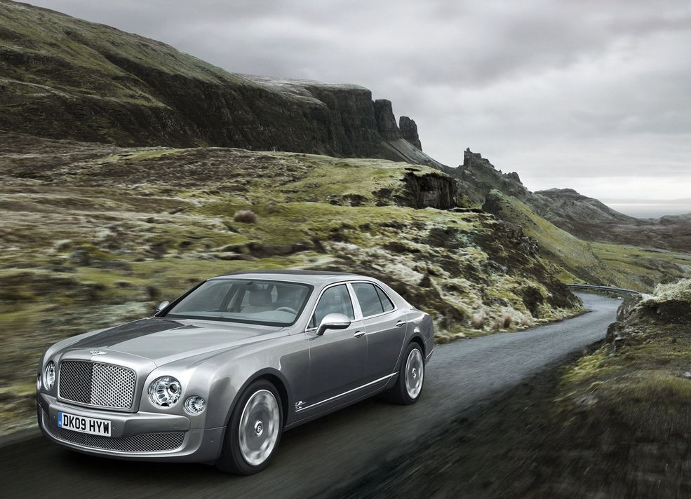 Bentley Mulsanne Ach ta brytyjska aura. Jednak krótka przejażdżka Bentleyem odpręży przygnębionego arystokratę. Jak dobrze mieć swojego szofera, kiedy ma się ochotę na lampkę szampana w towarzystwie pięknej damy.
