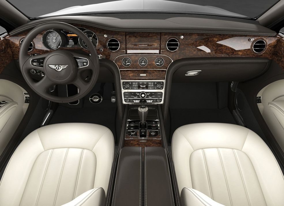 Bentley Mulsanne Dużo drewna i charakterystyczne kratki nawiewu to elementy, których w Bentleyu nie zmieniano od wieków, tu liczy się konserwatyzm