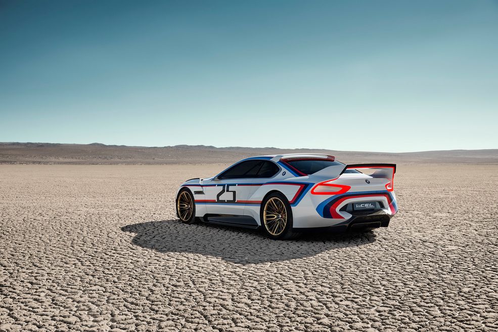 Koncept 3.0 CSL Hommage R został zaprojektowany tak, by kierowca był częścią centralną pojazdu. Dla niego stworzono wyjątkową kierownicę, kask i nową wizję wyświetlacza HUD, a także specjalny kombinezon.