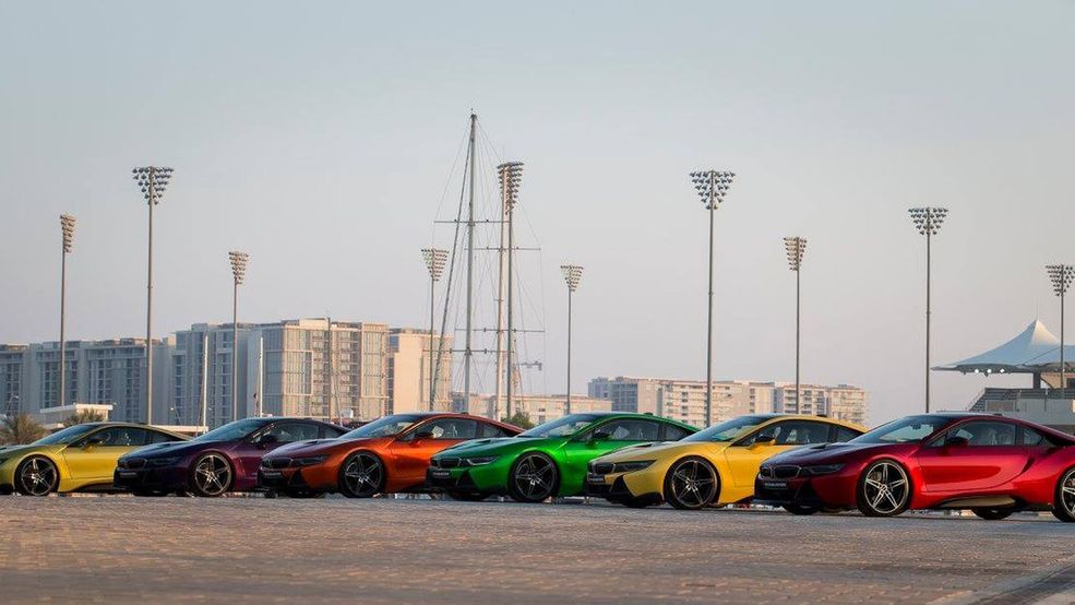 Póki co BMW nie zamierza poszerzać standardowej gamy lakierów modelu i8. Nie ma jednak przeciwskazań, aby dealerzy tacy jak Abu Dhabi Motors dokonywali modyfikacji na życzenie klientów. Tym bardziej, że efekt jest naprawdę interesujący.
