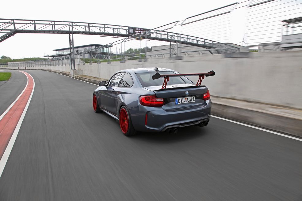 Już w seryjnym BMW M4 silnik jest wręcz przerażająco mocny. Dla przeciętnego kierowcy auto jest nie do opanowania, jeżeli wykorzystuje pełne możliwości jednostki napędowej. Wyobrażamy sobie, jak trudno jeździć M2 z silnikiem od M4. Przekonał się o tym tuner podczas prób na torze, gdzie okazało się, że samochód ma po prostu za dużo mocy. Przy napędzie na jedną oś i niewielkiej masie własnej jest zbyt narowisty. Rozwiązanie?