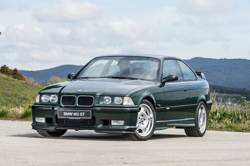 BMW M3 GT (E36)
W M3 E36 BMW zastosowało rzędową szóstkę. 3-litrowy silnik wyposażony był w system Vanos i generował 286 KM. Ta moc zapewniała przyspieszenie do 100 km/h równe 5,9 s. W 1995 roku BMW pokazało specjalną wersję GT, której planowało wyprodukować tylko 350 egzemplarzy. Moc podniesiono do 296 KM. Dla obniżenia masy drzwi wykonano z aluminium. Auto oferowane było wyłącznie w lakierach British Racing Green oraz srebrnym.