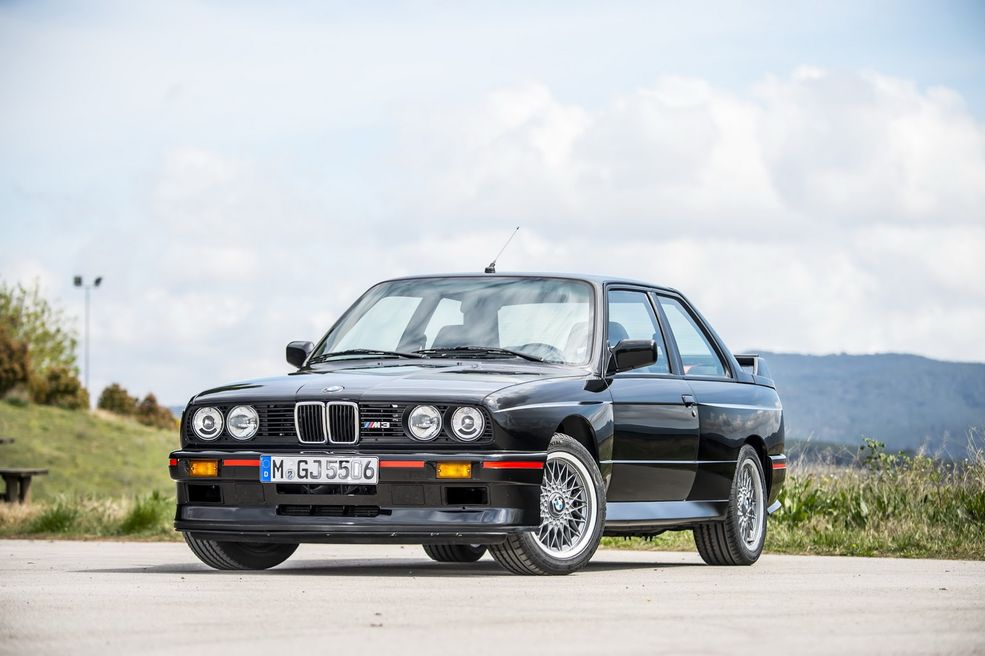 BMW M3 Sport Evolution (E30)
Ten model został zaprezentowany w 1990 roku. Był on szczytem osiągnięć dla generacji E30. Auto oferowane było wyłącznie w barwach Glosss Black i Brilliant Red. Pod maską M3 Sport Evolution pracowała rzędowa czwórka o pojemności 2,5 l. Generowała ona 22 proc. więcej mocy niż standardowe M3. Każde z 600 wyprodukowanych M3 Sport Evolution dysponowało mocą równą 238 KM.