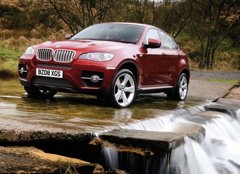 BMW X6 BMW X6 podobno doskonale trzyma się drogi i nie tylko. To fakt, nawet wartki strumień go nie rusza.