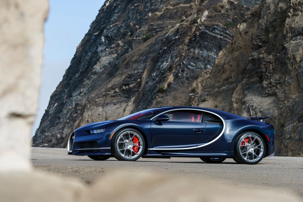 Za wartość Chirona można kupić, w Polsce w przybliżeniu:
6 Lamborghini Aventadorów
lub 10 Ferrari 488 GTB
lub 16 Astonów Martinów V8 Vantage
lub 21 Porsche 911.
A co wybierzesz Ty?