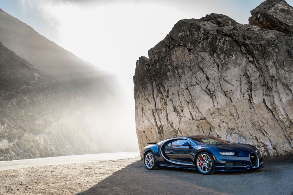 Przypomnijmy, że na ostatniej prostej w żywocie Veyrona Bugatti miało spore problemy ze znalezieniem klientów na ten model. Producent starał się uatrakcyjnić ten wóz licznymi seriami specjalnymi, ale mimo to sprzedaż nie szła w zadowalającym tempie.