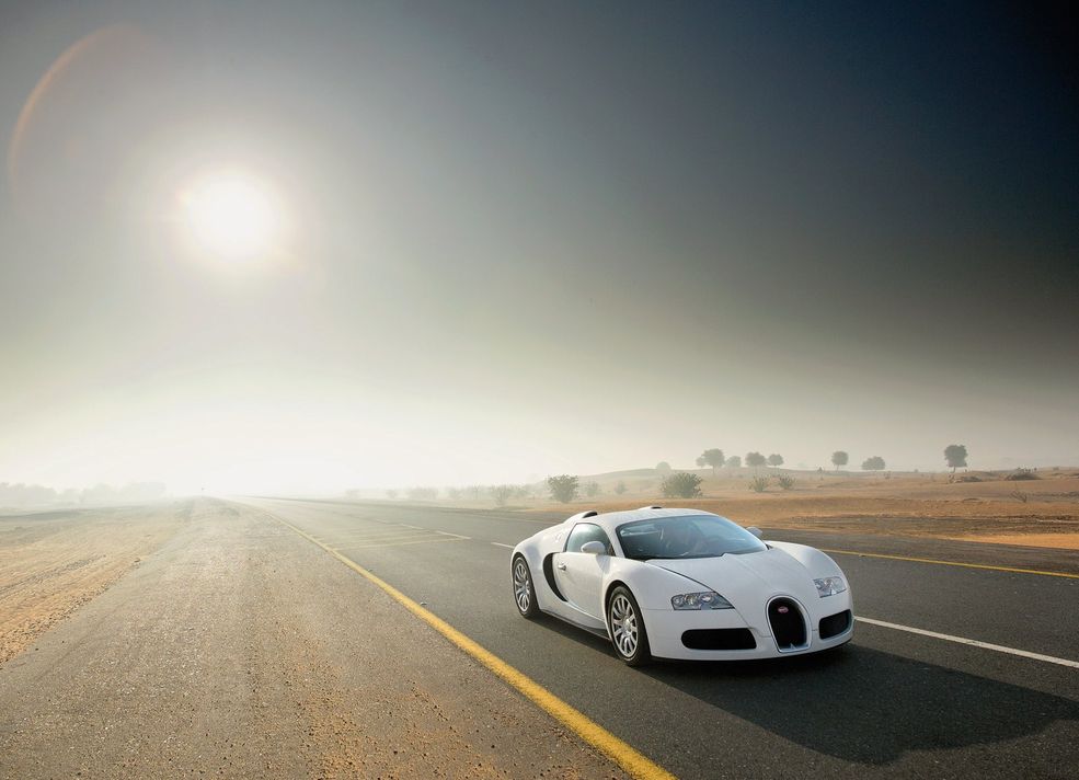 Bugatti Veyron Poranek w Dubaju, 1001 koni doskonale rozbudzi młodego szejka spieszącego się do pracy. Kilka minut i jest na miejscu, przenikając martwe pustynie i spalając przy tym hektolitry paliwa.