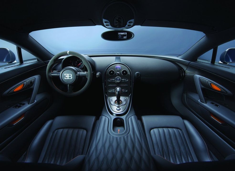 Bugatti Veyron Super Sport Zimne wnętrze Bugatti przypomina mury średniowiecznej katedry, co uspokaja kierowcę, który do dyspozycji mam 1200 rozpalonych koni mechanicznych