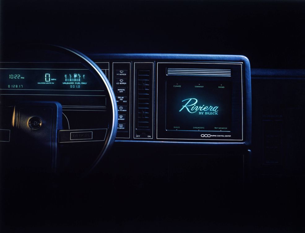 Buick Riviera
Pozostajemy w Ameryce. Dotykowy ekran multimedialny jest dziś właściwie czymś naturalnym i oczywistym w samochodzie, ale 35 lat temu? Szaleństwo! Za jego pomocą obsługiwano klimatyzację, komputer pokładowy czy radio. Buick Riviera siódmej generacji produkowano w latach 1986-1993, ale dotykowy ekran montowano także w koncernowych bliźniakach, m.in. Oldsmobile Toronado.