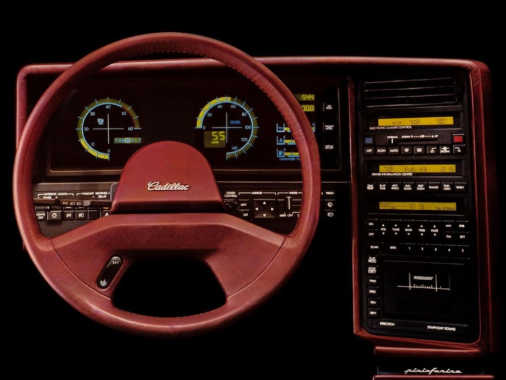 Cadillac Allante
Amerykański, 2-osobowy roadster produkowany był w latach 1986-1993, łącznie powstało 21. tys. egzemplarzy. Co ciekawe, podwozie wytwarzane w Detroit, było transportowane do Turynu, gdzie scalano je z nadwoziem. Następnie wracało do Stanów Zjednoczonych i było doposażane w brakujące podzespoły. Ustawienie zegarów przypomina nieco to, znane z Lancii Delty HF. Przyciski ustawień tempomatu, pozycji lusterek bocznych czy świateł, umieszczone za kierownicą nie ułatwiały ich obsługi.