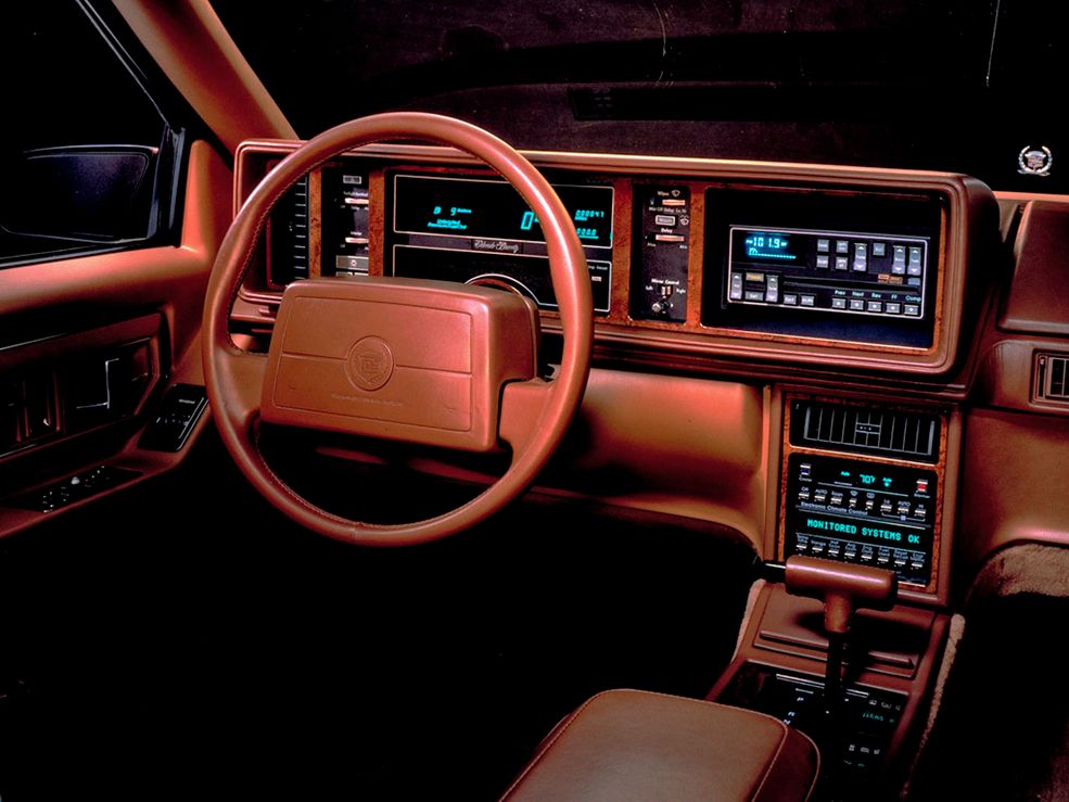 Cadillac Eldorado
Eldorado XI generacji produkowany na przełomie lat 80. i 90. nie był już może tak urokliwy, jak jego poprzednicy, ale jego wnętrze jest ucieleśnieniem klimatu tamtych lat. Multum przycisków, wszystko dokładnie opisane, skromne dekory i ten elektroniczny wyświetlacz. Niestety samochód nie odniósł znaczącego sukcesu, ze względu na swoje niewielkie, mało reprezentacyjne wymiary – w porównaniu do poprzednika, długość nadwozia zmalała aż o 34 cm. Jak widać, Amerykanie lubią duże auta. Następna odsłona wróciła już do "słusznych" rozmiarów.