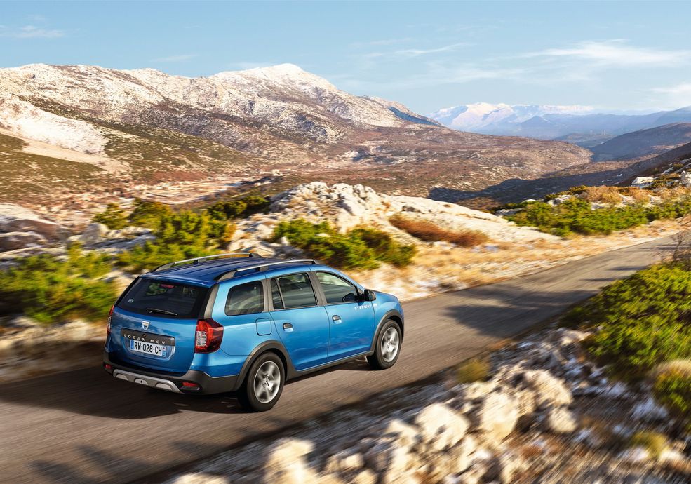 Jednak Dacia Logan MCV Stepway niczego nie udaje i pod samochodem rzeczywiście zainstalowano osłony podwozia. Przy zwiększonym o 50 mm prześwicie (do 174 mm) autkiem można swobodnie poruszać się po drogach nieutwardzonych i delikatnych bezdrożach.