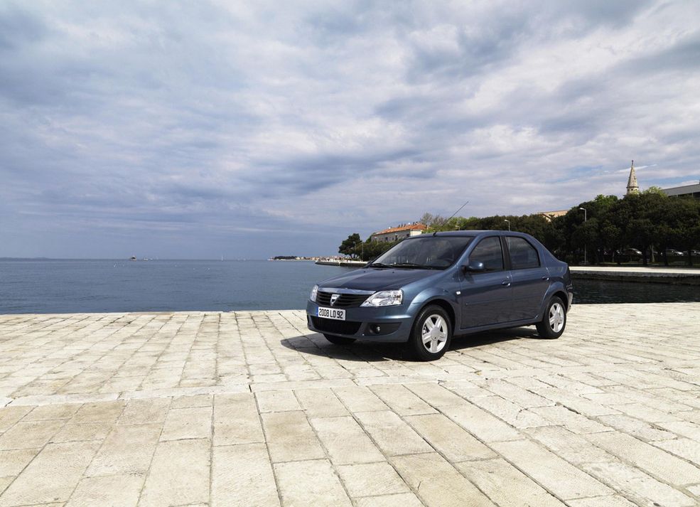 Dacia Logan Logan wygląda tak jakby opracowano go w oparciu o puszkę po rybach, ale za to broni się atrakcyjną ceną.