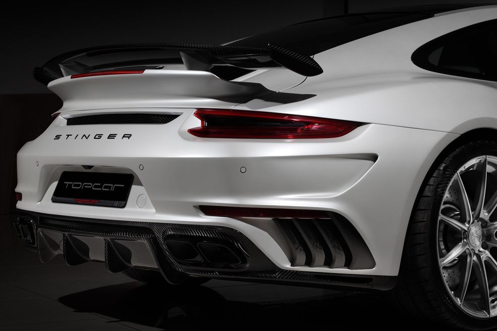 Z tyłu posłużono się dyfuzorem, czyli czymś od czego Porsche stroni i nadal niechętnie wykorzystuje. Stajnia Topcar jest dumna z wykorzystania technologii łączenia paneli stalowych z kompozytami węglowymi przy pomocy klarboksylowych okładzin. Każdy ze zmodyfikowanych paneli jest sztywniejszy i lżejszy od fabrycznego.