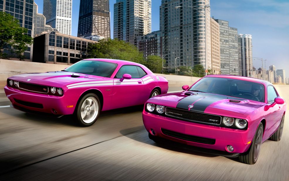 Różowe samochody sportowe Dodge Challenger R/T Classic i SRT8