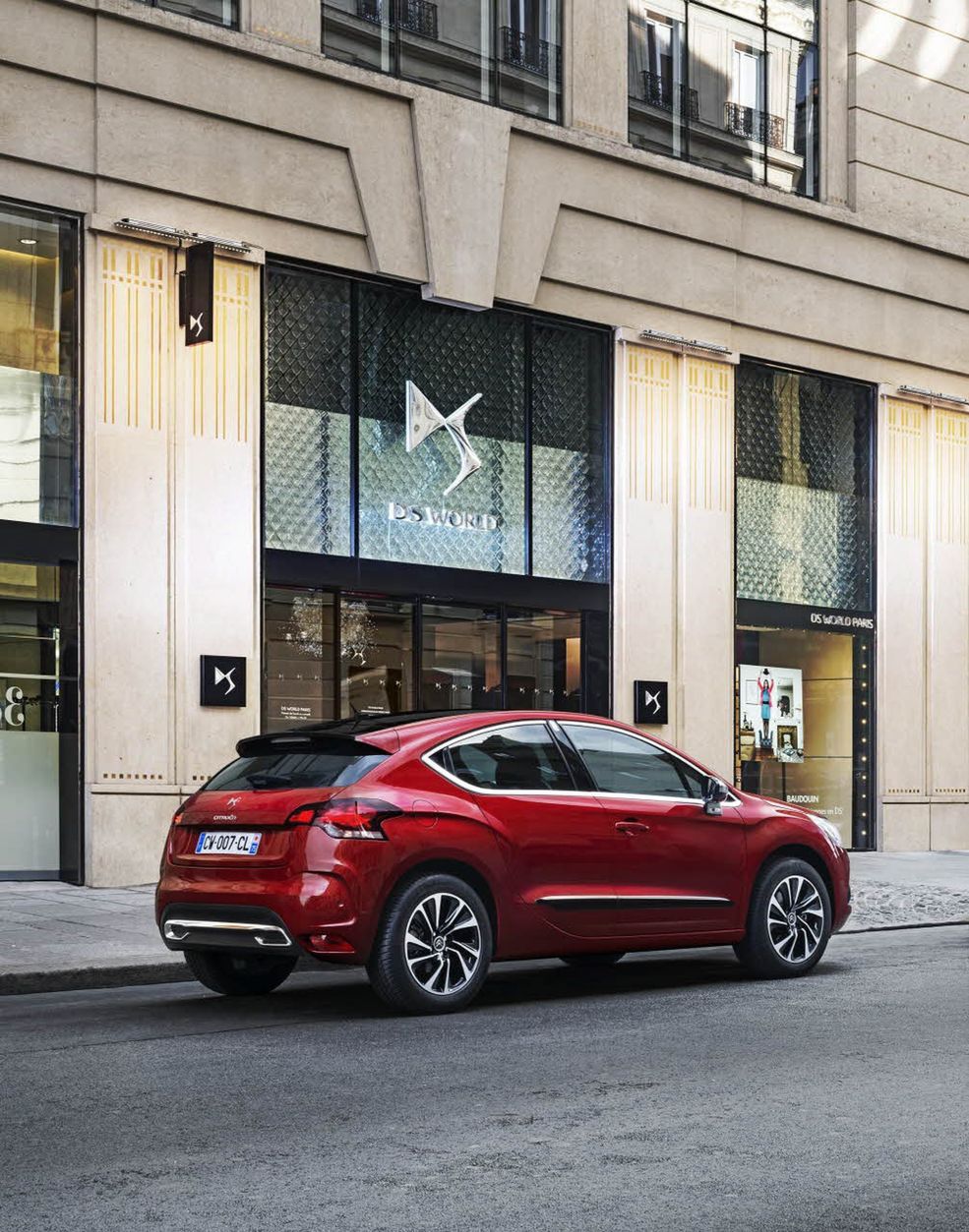 Odświeżony DS4 zadebiutuje na początku przyszłego roku. Również w 2015 Citroën ma zamiar otworzyć 50 oddzielnych salonów podmarki DS w całej Europie.