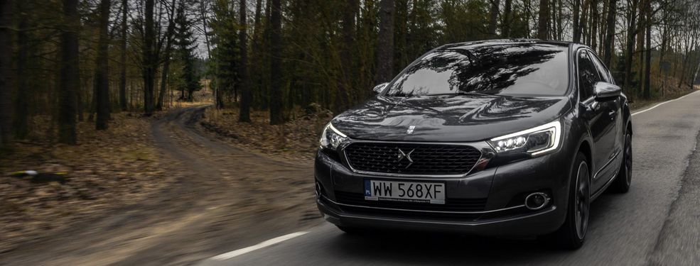 Zupełnie nowa twarz DS 4 prezentuje się naprawdę elegancko i inaczej niż gdy z przodu dołączony był człon "Citroën"
