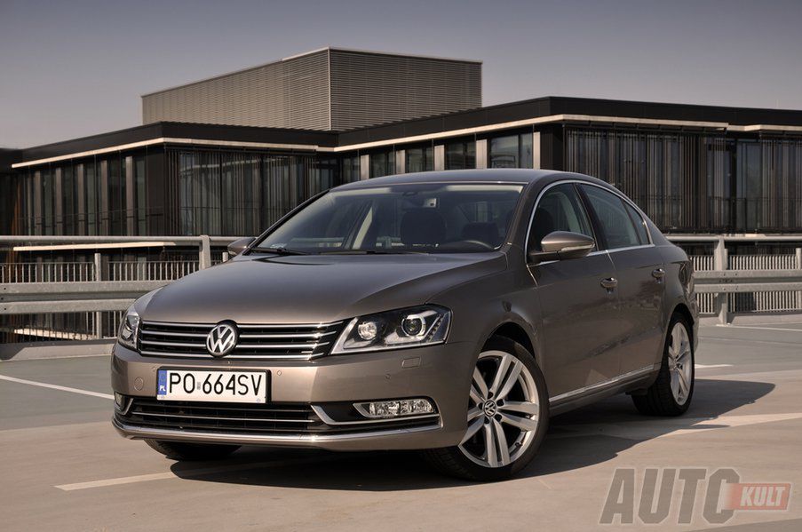 Władysław Kosiniak-Kamysz
Wcześniej w zestawieniu był Volkswagen Golf, to do kompletu musi być i VW Passat. Tak się złożyło, że limuzyną klasy średniej na co dzień porusza się Władysław Kosiniak-Kamysz. Kandydat "ludowców" posiada Passata B7 z 2012 roku. W oświadczeniu majątkowym widnieje jednak dopisek "1.9", sugerujący objętość skokową silnika. Problem jednak w tym, że… ten samochód nie występował z taką jednostką. Czyżby swap?